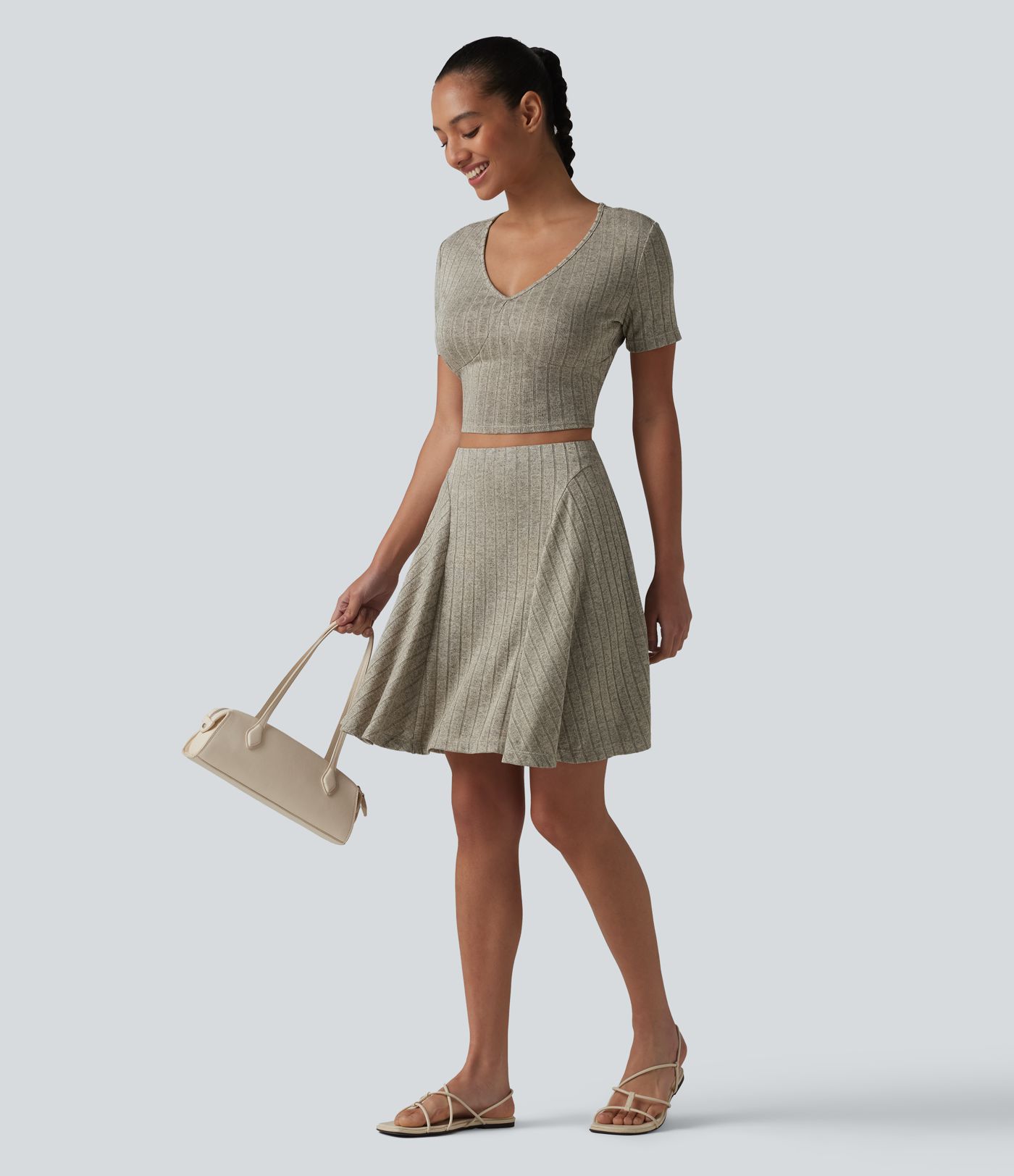 Lässiger 2-in-1 Flare-Minirock aus geripptem Strick mit hohem Bund und Seitentaschen