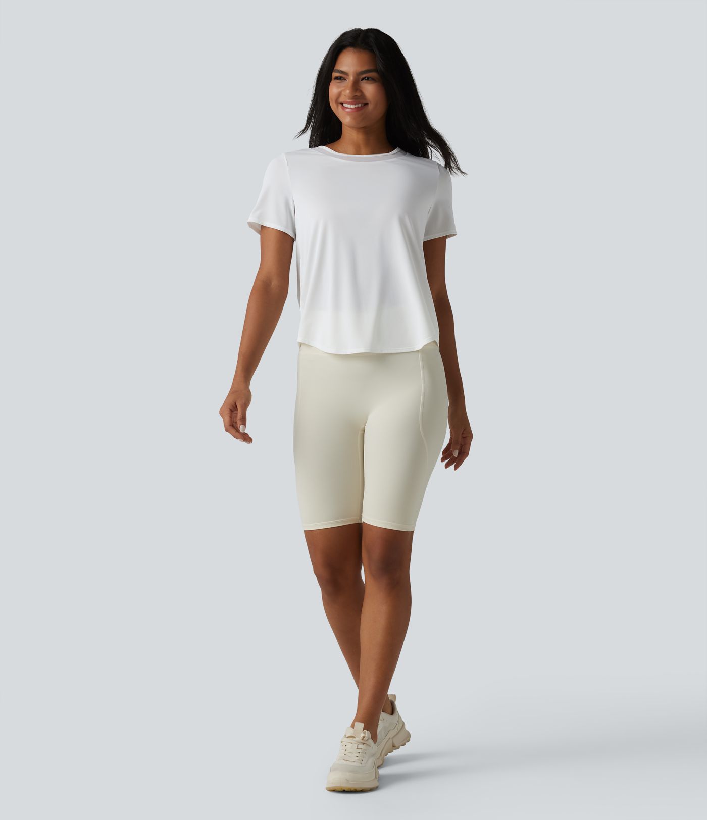 Lauf- und Sporttop mit Rundhalsausschnitt, kurzen Ärmeln und kontrastierendem Mesh-Einsatz am abgerundeten Saum