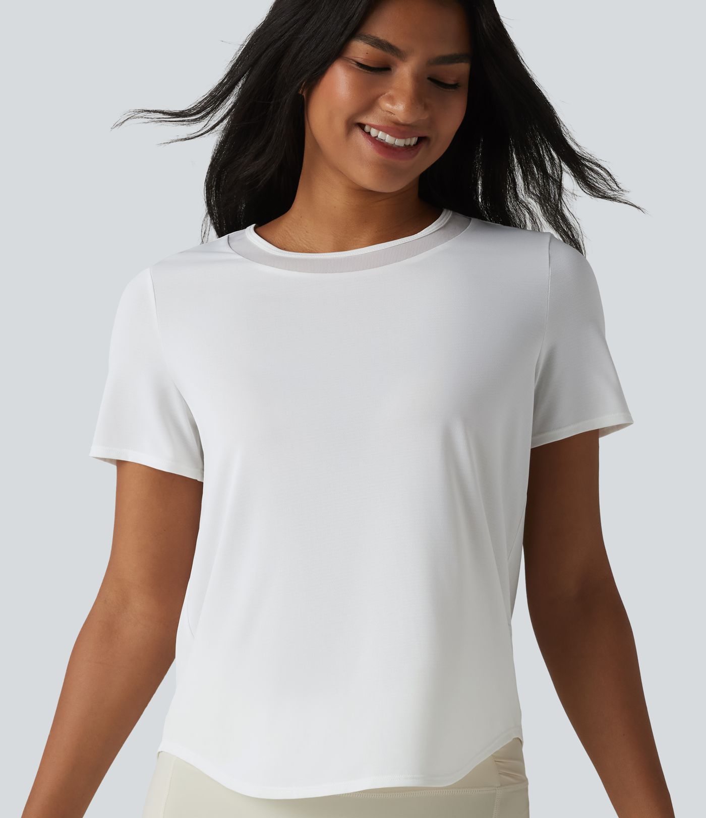 Lauf- und Sporttop mit Rundhalsausschnitt, kurzen Ärmeln und kontrastierendem Mesh-Einsatz am abgerundeten Saum