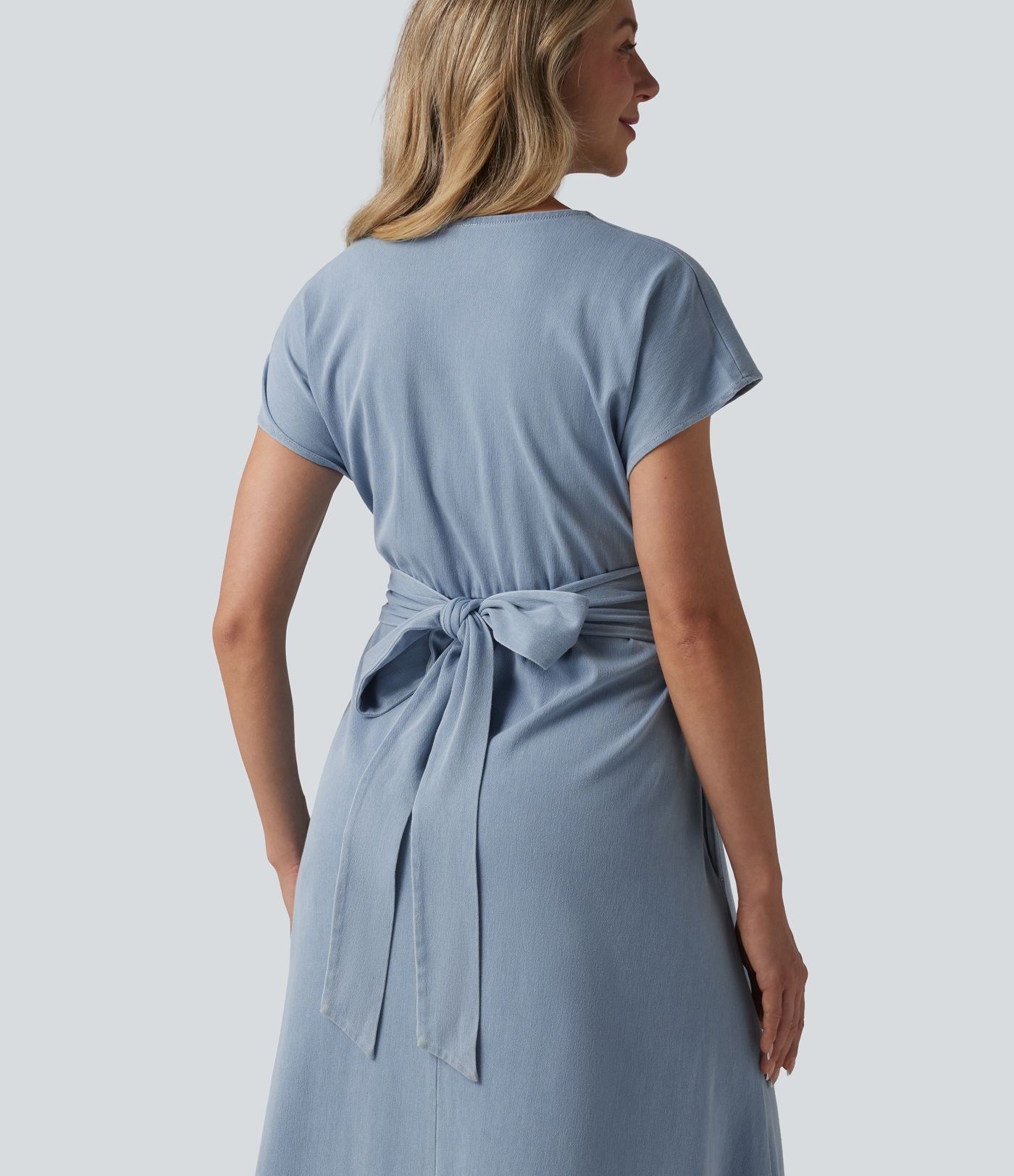 Halara Flex™ vestido midi casual de denim con escote en V, mangas cortas, lazo trasero y bolsillos Halara Flex™ vestido midi casual de denim con escote en V, mangas cortas, lazo trasero y bolsillos