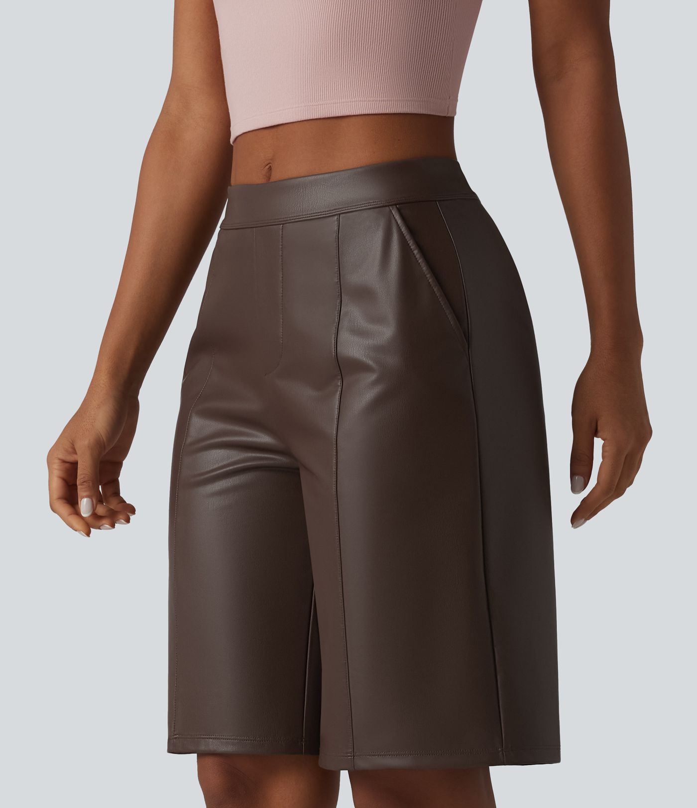 Lässige Bermuda-Shorts aus elastischem Kunstleder mit mittelhohem Bund und Seitentaschen - 25,4 cm Lässige Bermuda-Shorts aus elastischem Kunstleder mit mittelhohem Bund und Seitentaschen - 25,4 cm