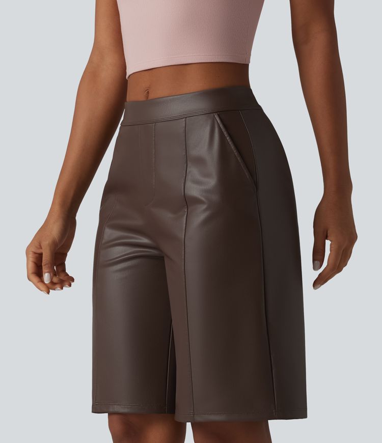 Lässige Bermuda-Shorts aus elastischem Kunstleder mit mittelhohem Bund und Seitentaschen - 25,4 cm Lässige Bermuda-Shorts aus elastischem Kunstleder mit mittelhohem Bund und Seitentaschen - 25,4 cm