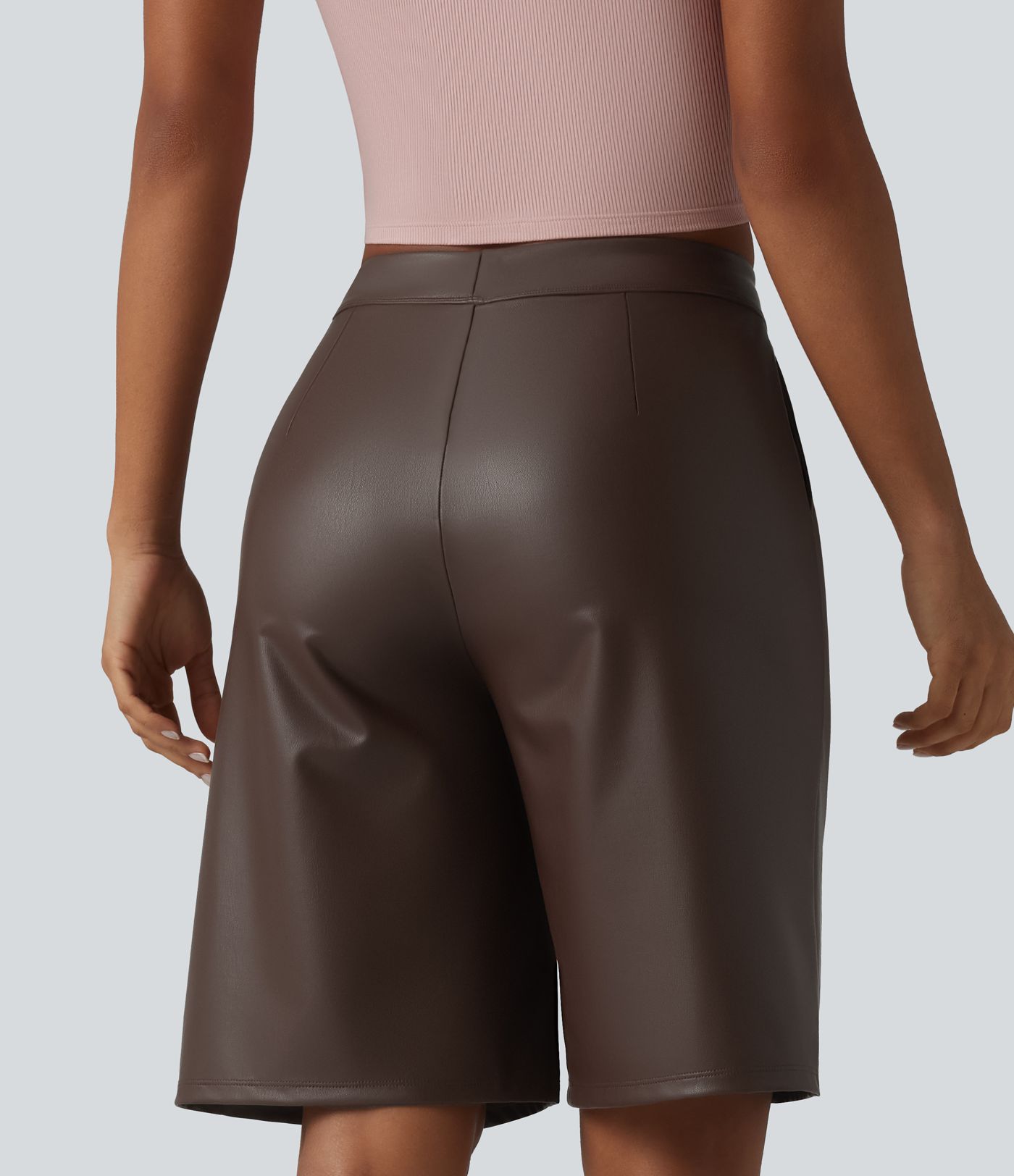 Lässige Bermuda-Shorts aus elastischem Kunstleder mit mittelhohem Bund und Seitentaschen - 25,4 cm Lässige Bermuda-Shorts aus elastischem Kunstleder mit mittelhohem Bund und Seitentaschen - 25,4 cm