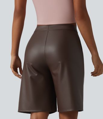 Lässige Bermuda-Shorts aus elastischem Kunstleder mit mittelhohem Bund und Seitentaschen - 25,4 cm Lässige Bermuda-Shorts aus elastischem Kunstleder mit mittelhohem Bund und Seitentaschen - 25,4 cm