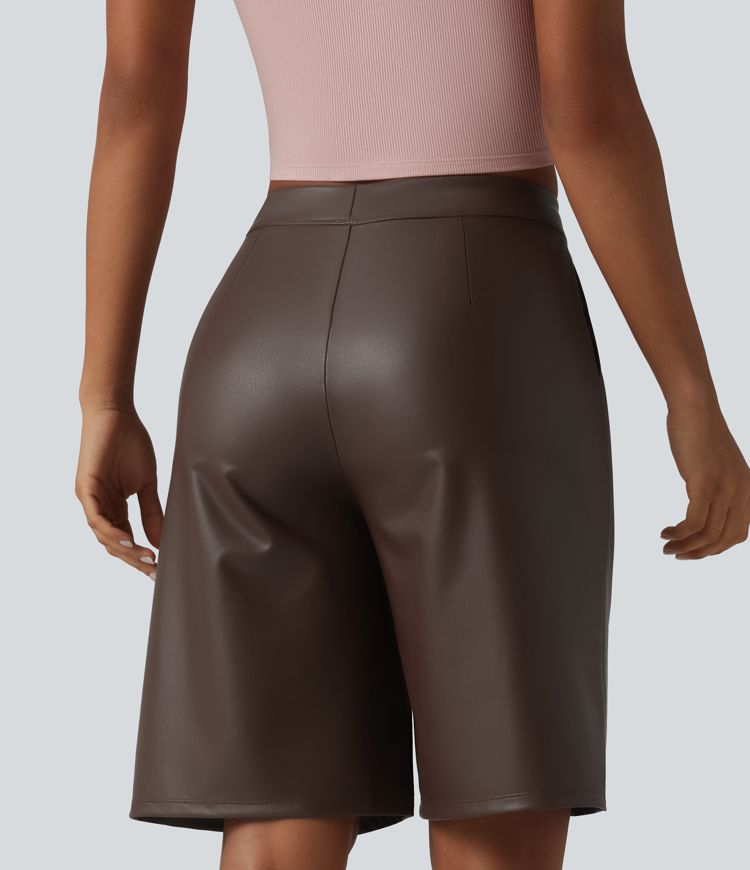 Lässige Bermuda-Shorts aus elastischem Kunstleder mit mittelhohem Bund und Seitentaschen - 25,4 cm Lässige Bermuda-Shorts aus elastischem Kunstleder mit mittelhohem Bund und Seitentaschen - 25,4 cm
