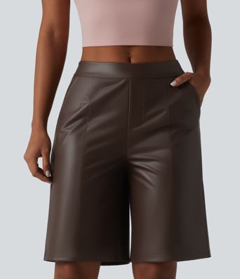 Lässige Bermuda-Shorts aus elastischem Kunstleder mit mittelhohem Bund und Seitentaschen - 25,4 cm Lässige Bermuda-Shorts aus elastischem Kunstleder mit mittelhohem Bund und Seitentaschen - 25,4 cm