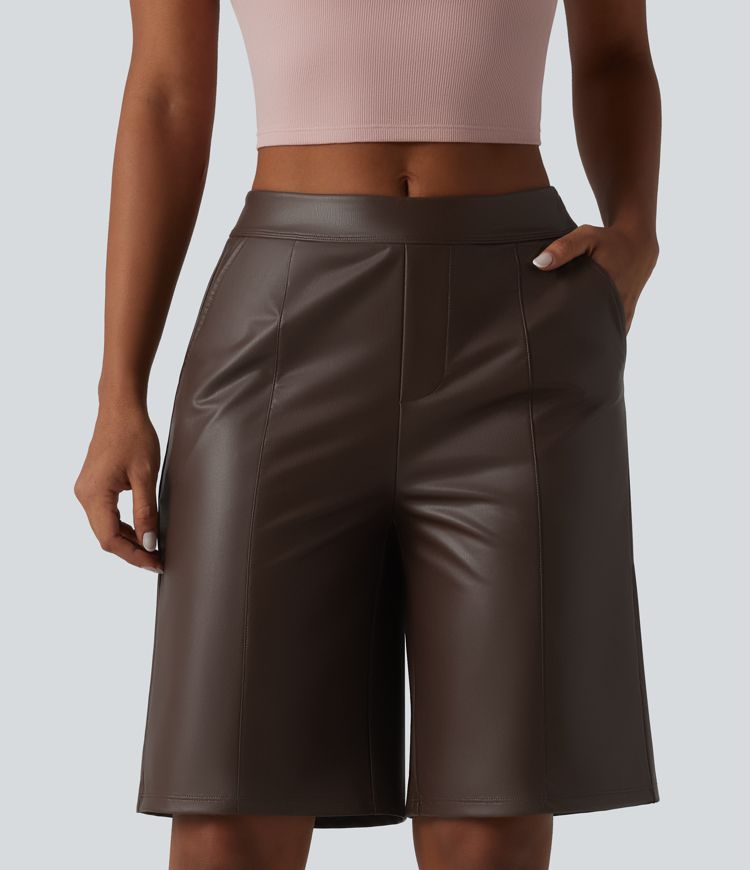 Lässige Bermuda-Shorts aus elastischem Kunstleder mit mittelhohem Bund und Seitentaschen - 25,4 cm Lässige Bermuda-Shorts aus elastischem Kunstleder mit mittelhohem Bund und Seitentaschen - 25,4 cm