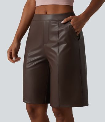 Lässige Bermuda-Shorts aus elastischem Kunstleder mit mittelhohem Bund und Seitentaschen - 25,4 cm Lässige Bermuda-Shorts aus elastischem Kunstleder mit mittelhohem Bund und Seitentaschen - 25,4 cm