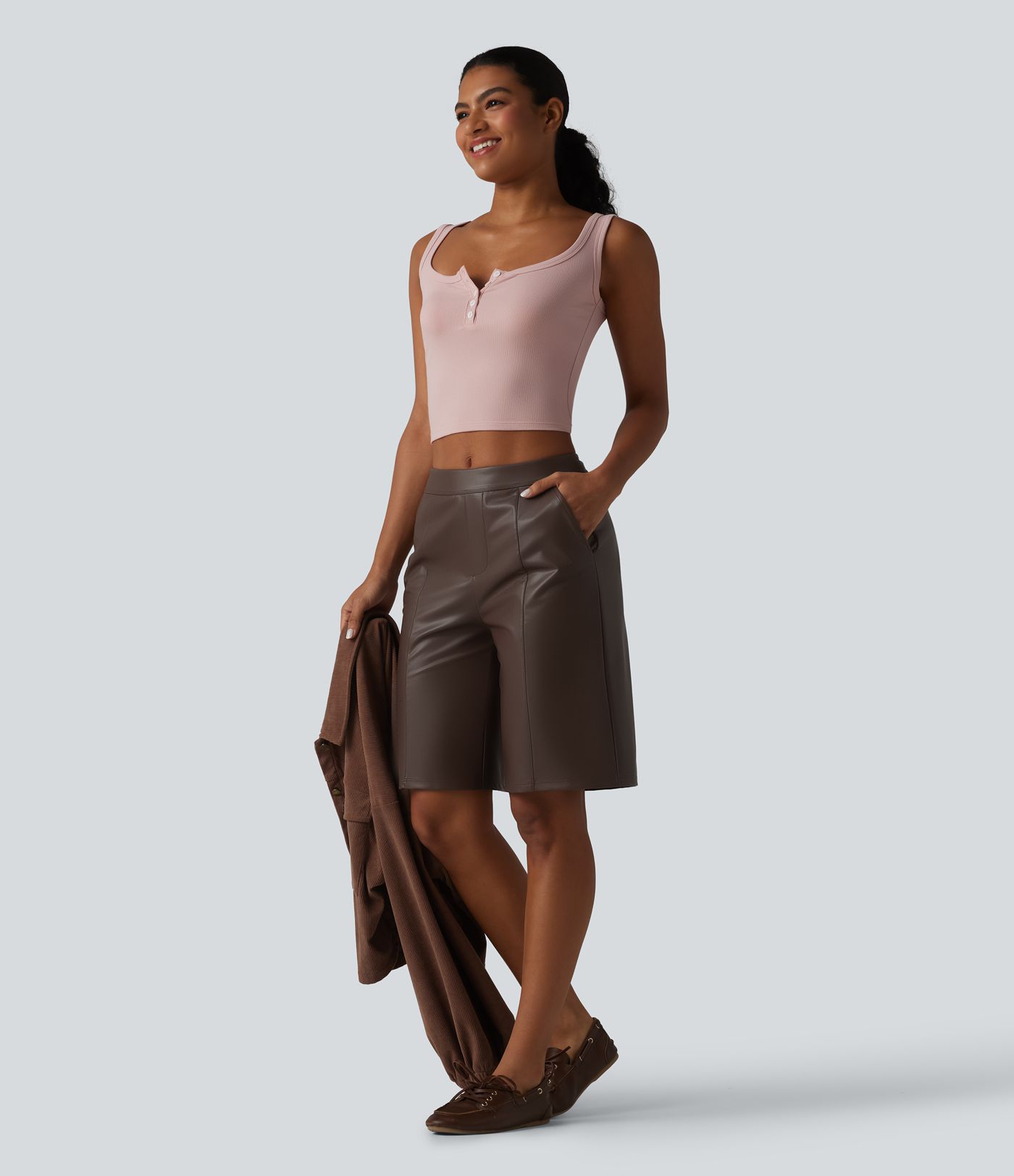 Lässige Bermuda-Shorts aus elastischem Kunstleder mit mittelhohem Bund und Seitentaschen - 25,4 cm Lässige Bermuda-Shorts aus elastischem Kunstleder mit mittelhohem Bund und Seitentaschen - 25,4 cm