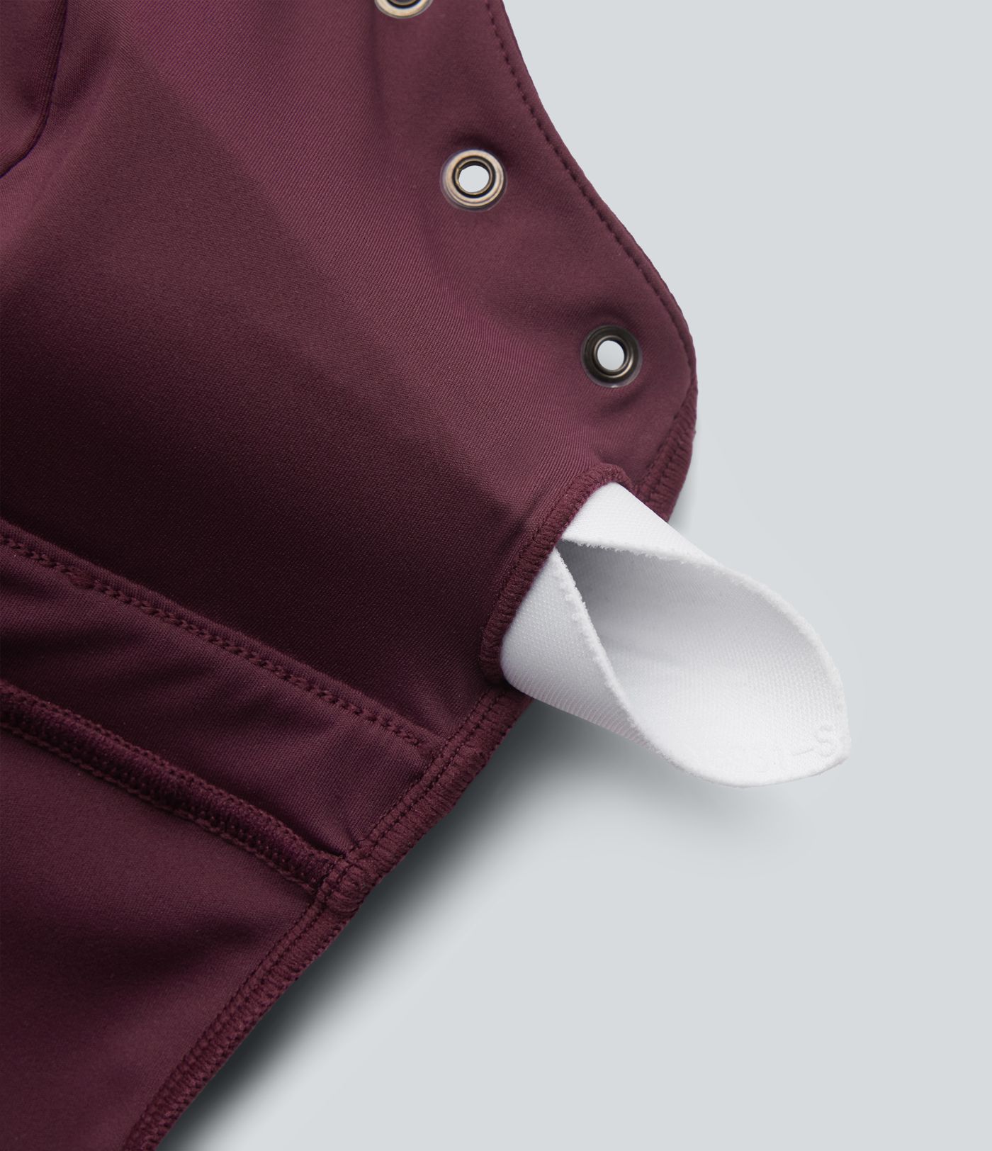 Débardeur court décontracté SoftlyZero™ à bretelles ajustables et œillets, avec soutien-gorge intégré et toucher frais.