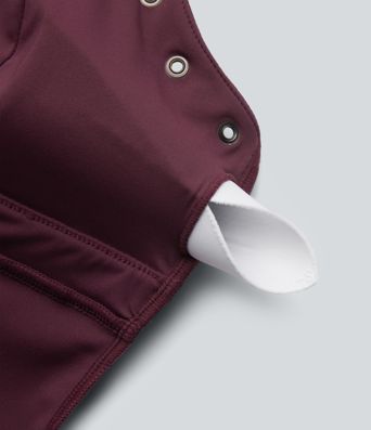 Débardeur court décontracté SoftlyZero™ à bretelles ajustables et œillets, avec soutien-gorge intégré et toucher frais.