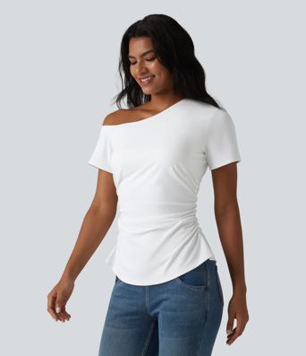 SoftlyZero™ Airy T-shirt asymétrique épaule dénudée froncé avec fente, soutien-gorge intégré et toucher frais