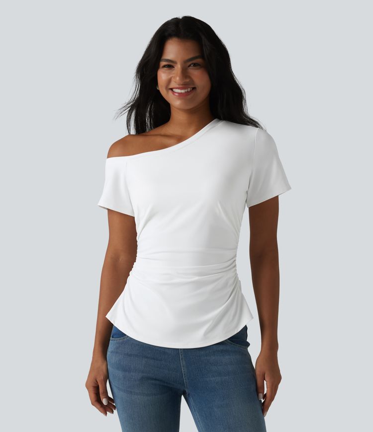 SoftlyZero™ Airy T-shirt asymétrique épaule dénudée froncé avec fente, soutien-gorge intégré et toucher frais