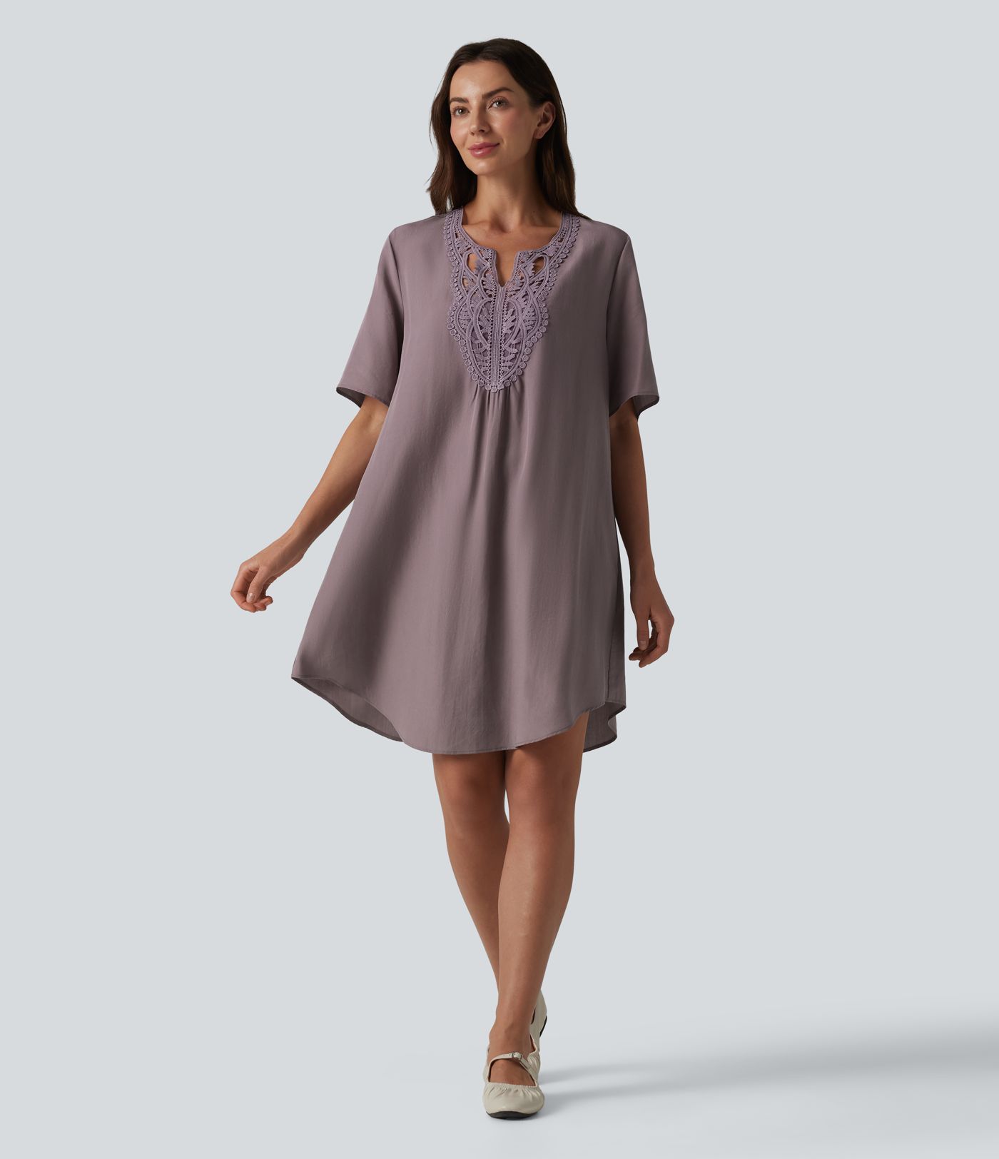 Robe tunique courte décontractée en lyocell à col en V et manches courtes, ornée de dentelle contrastée