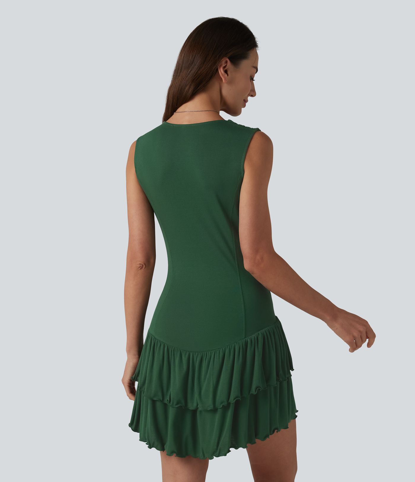 Minivestido sin mangas con cuello en V y volantes superpuestos en el bajo, de punto acanalado.