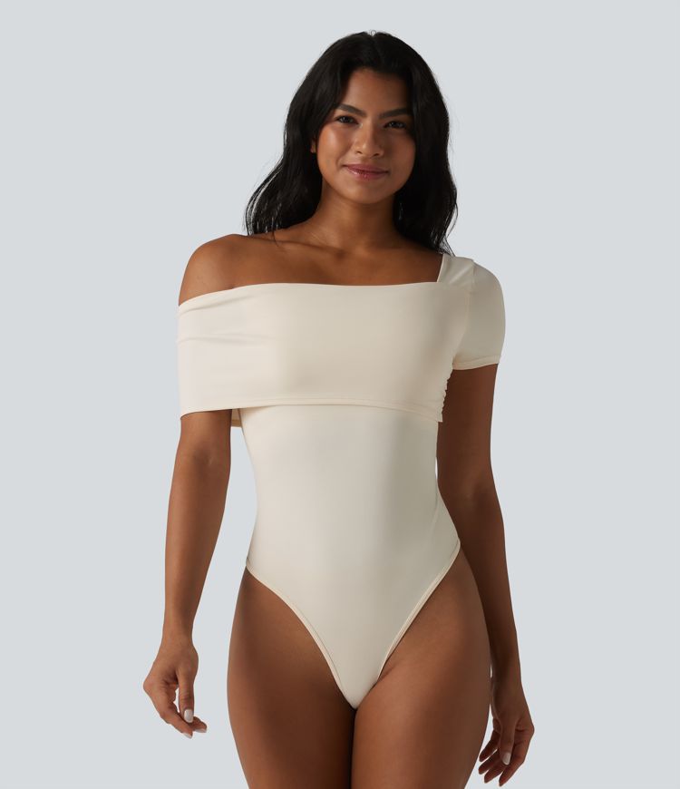 Lässiger Bodysuit mit asymmetrischem Ausschnitt, kurzen Ärmeln und integriertem BH Lässiger Bodysuit mit asymmetrischem Ausschnitt, kurzen Ärmeln und integriertem BH