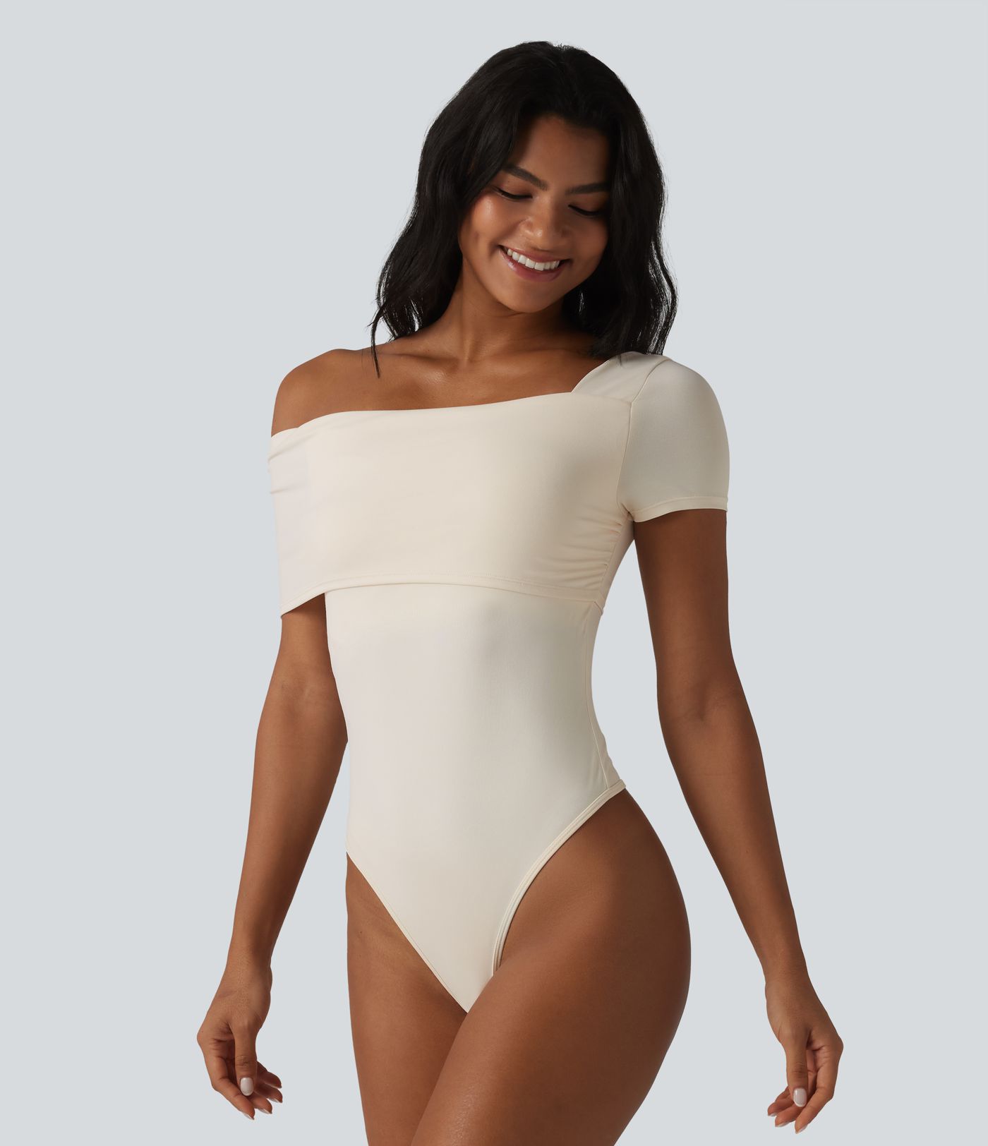 Lässiger Bodysuit mit asymmetrischem Ausschnitt, kurzen Ärmeln und integriertem BH Lässiger Bodysuit mit asymmetrischem Ausschnitt, kurzen Ärmeln und integriertem BH
