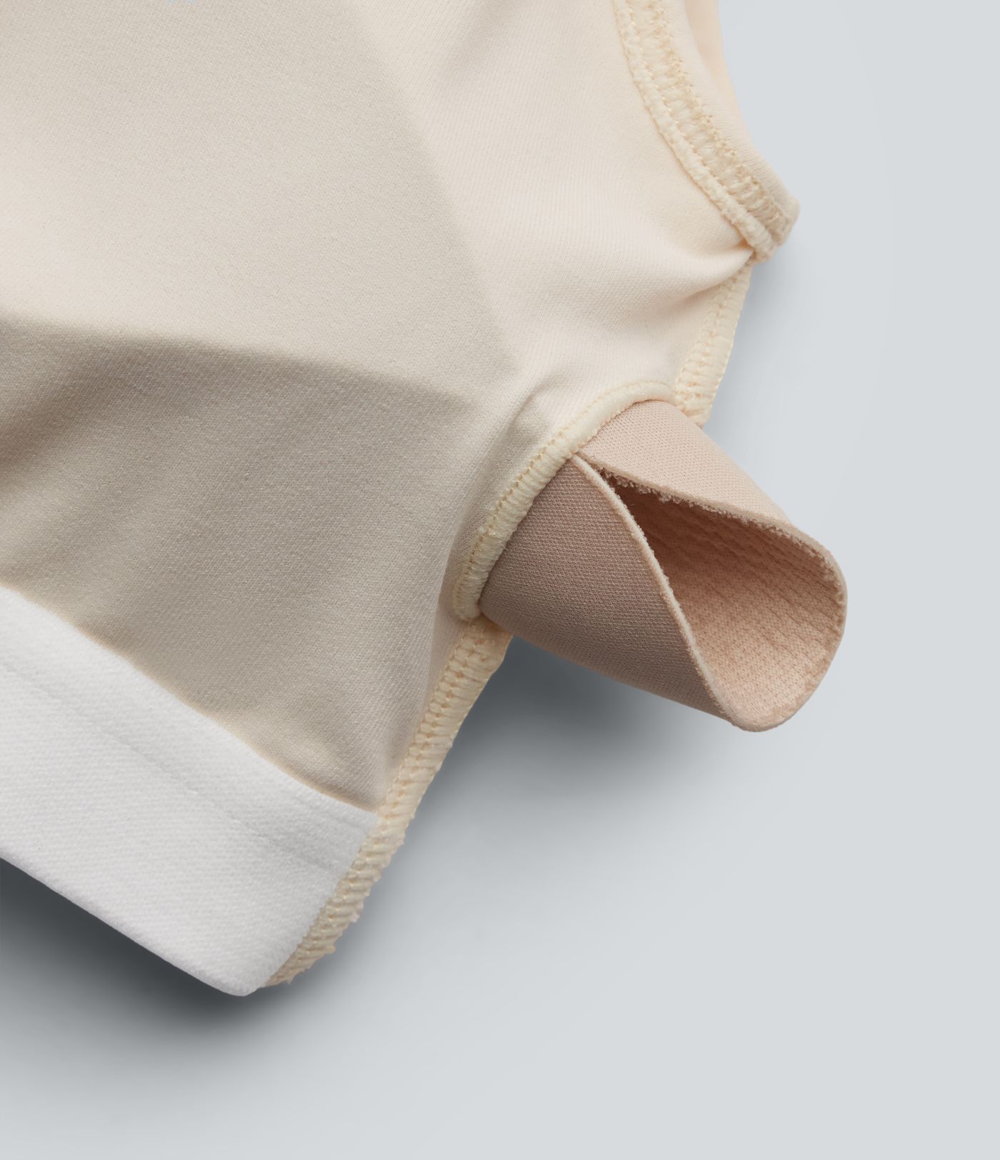 Lässiger Bodysuit mit asymmetrischem Ausschnitt, kurzen Ärmeln und integriertem BH Lässiger Bodysuit mit asymmetrischem Ausschnitt, kurzen Ärmeln und integriertem BH