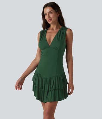 Minivestido sin mangas con cuello en V y volantes superpuestos en el bajo, de punto acanalado.