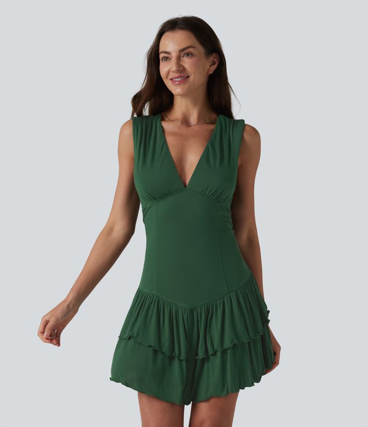 Minivestido sin mangas con cuello en V y volantes superpuestos en el bajo, de punto acanalado.