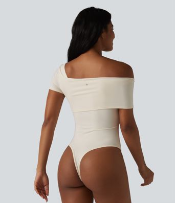 Lässiger Bodysuit mit asymmetrischem Ausschnitt, kurzen Ärmeln und integriertem BH Lässiger Bodysuit mit asymmetrischem Ausschnitt, kurzen Ärmeln und integriertem BH