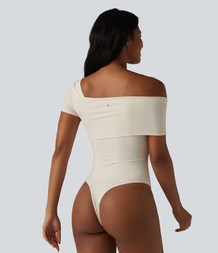 Lässiger Bodysuit mit asymmetrischem Ausschnitt, kurzen Ärmeln und integriertem BH Lässiger Bodysuit mit asymmetrischem Ausschnitt, kurzen Ärmeln und integriertem BH