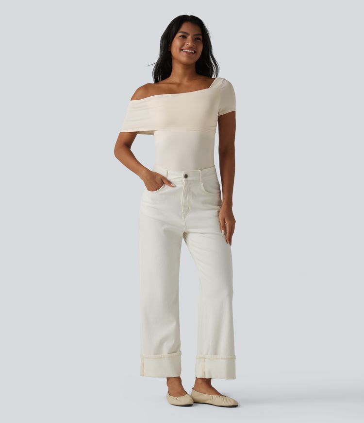 Lässiger Bodysuit mit asymmetrischem Ausschnitt, kurzen Ärmeln und integriertem BH Lässiger Bodysuit mit asymmetrischem Ausschnitt, kurzen Ärmeln und integriertem BH