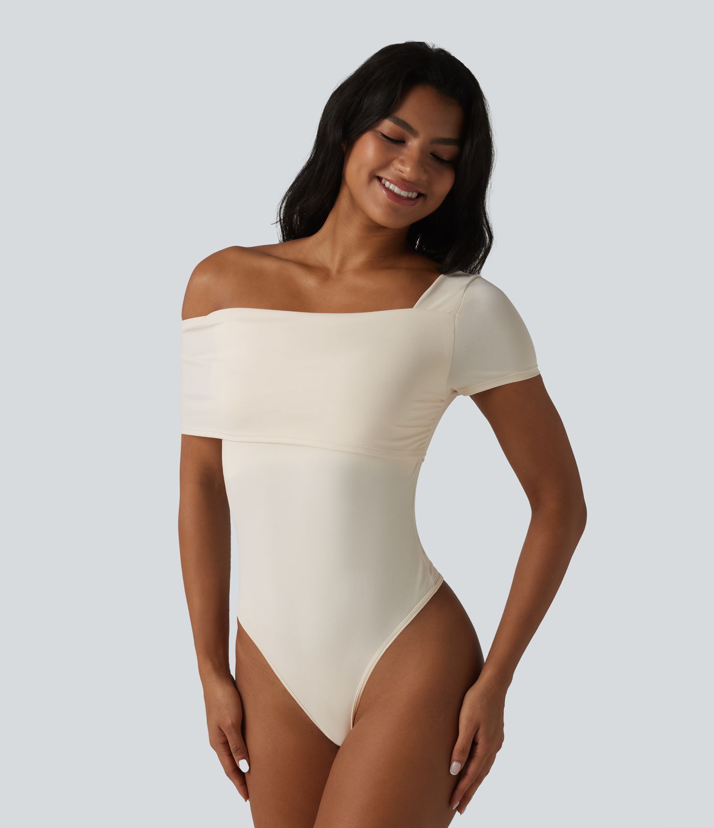 Lässiger Bodysuit mit asymmetrischem Ausschnitt, kurzen Ärmeln und integriertem BH Lässiger Bodysuit mit asymmetrischem Ausschnitt, kurzen Ärmeln und integriertem BH