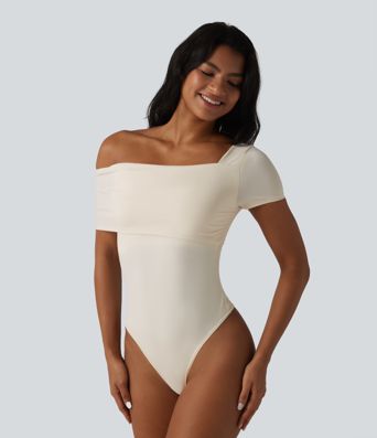 Lässiger Bodysuit mit asymmetrischem Ausschnitt, kurzen Ärmeln und integriertem BH Lässiger Bodysuit mit asymmetrischem Ausschnitt, kurzen Ärmeln und integriertem BH
