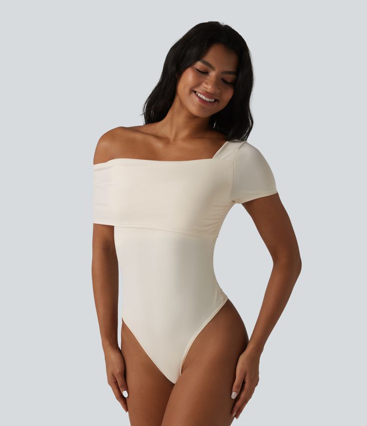 Lässiger Bodysuit mit asymmetrischem Ausschnitt, kurzen Ärmeln und integriertem BH Lässiger Bodysuit mit asymmetrischem Ausschnitt, kurzen Ärmeln und integriertem BH