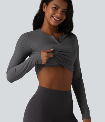 Lässiges Top aus geripptem Strick mit langen Ärmeln, Kerben und nicht entfernbaren Pads - slim-fit
