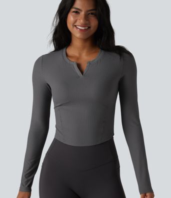 Lässiges Top aus geripptem Strick mit langen Ärmeln, Kerben und nicht entfernbaren Pads - slim-fit