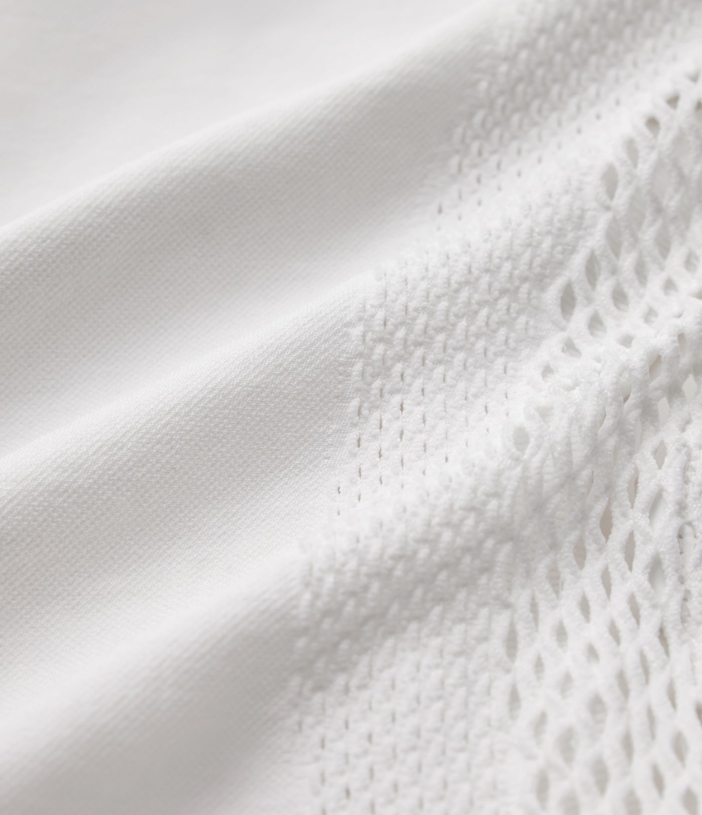 OneForm Seamless Flow - Top deportivo corto con cuello redondo, mangas cortas y diseño con aberturas.