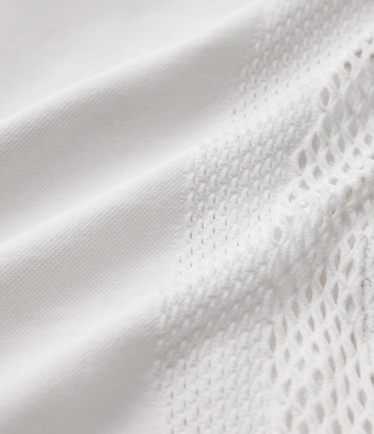 OneForm Seamless Flow - Top deportivo corto con cuello redondo, mangas cortas y diseño con aberturas.