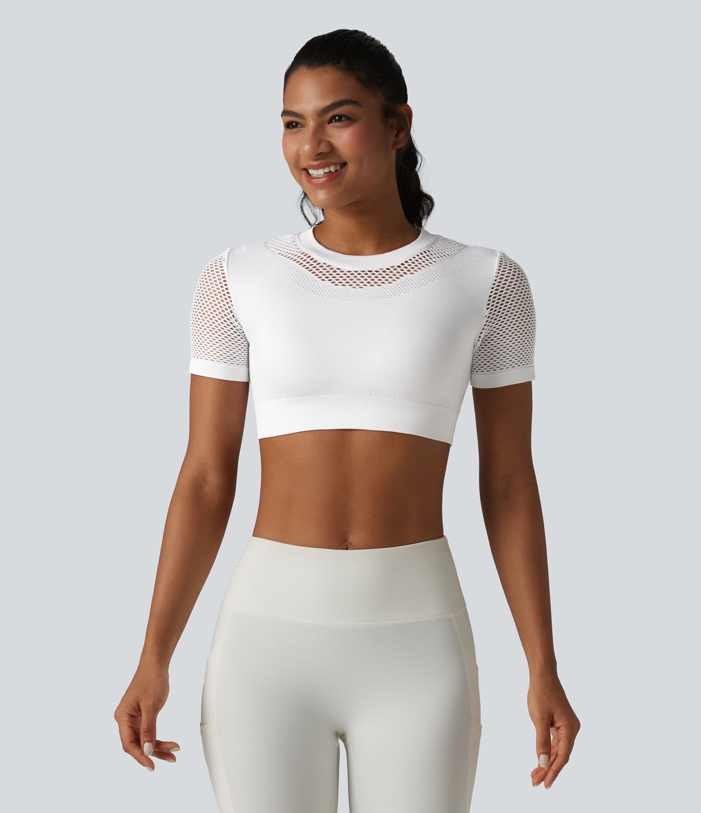 OneForm Seamless Flow - Top deportivo corto con cuello redondo, mangas cortas y diseño con aberturas.