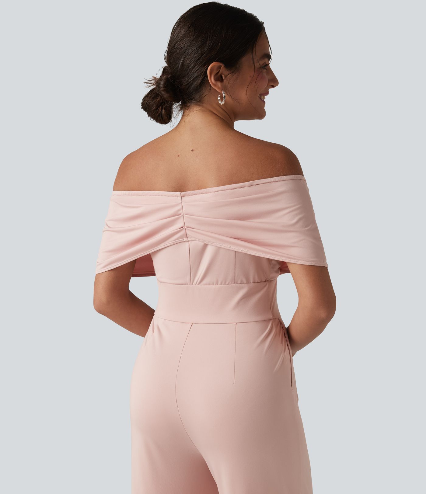 Schulterfreier, lässiger Jumpsuit mit integriertem BH, kurzen Ärmeln und Taschen Schulterfreier, lässiger Jumpsuit mit integriertem BH, kurzen Ärmeln und Taschen