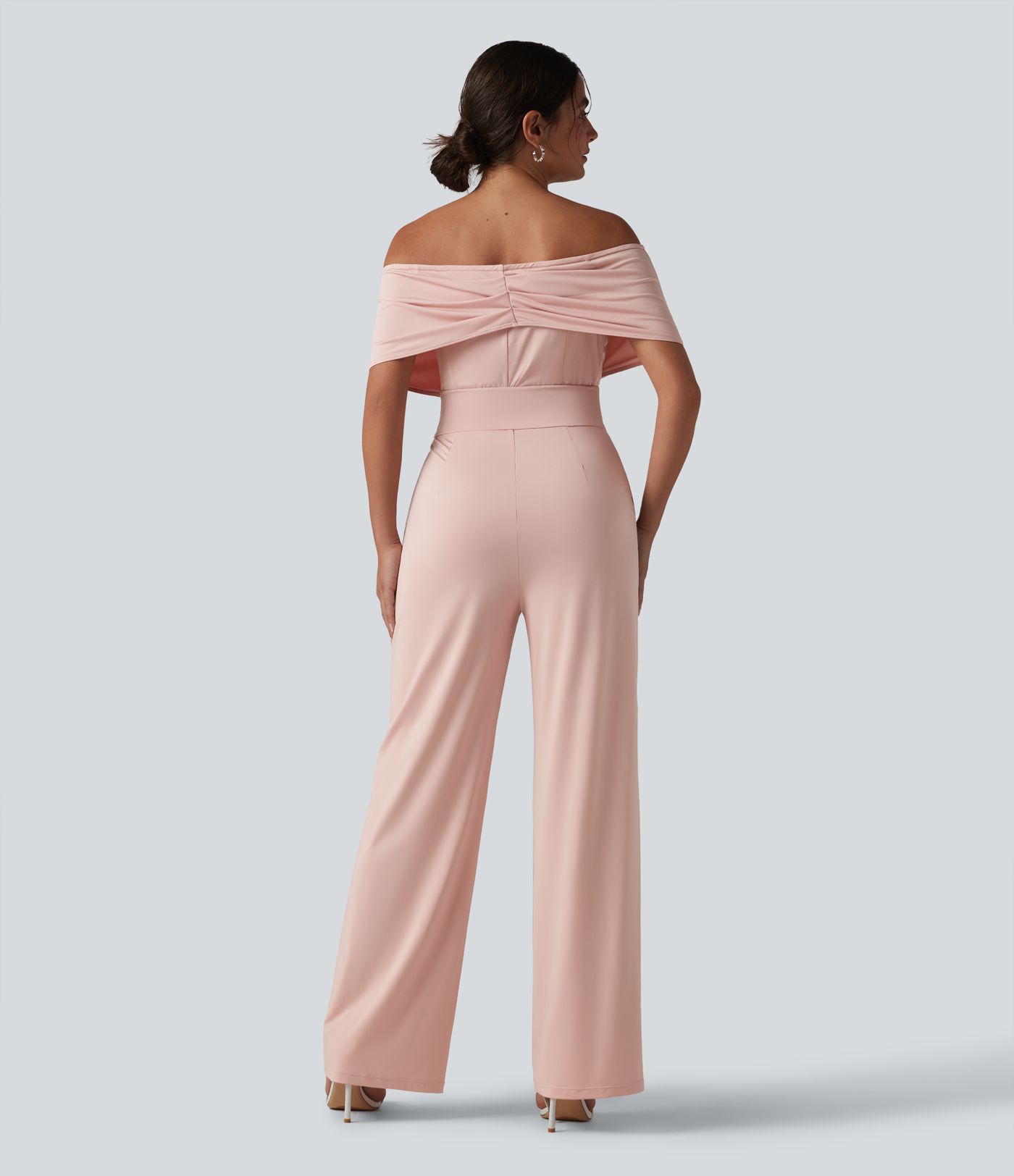 Schulterfreier, lässiger Jumpsuit mit integriertem BH, kurzen Ärmeln und Taschen Schulterfreier, lässiger Jumpsuit mit integriertem BH, kurzen Ärmeln und Taschen
