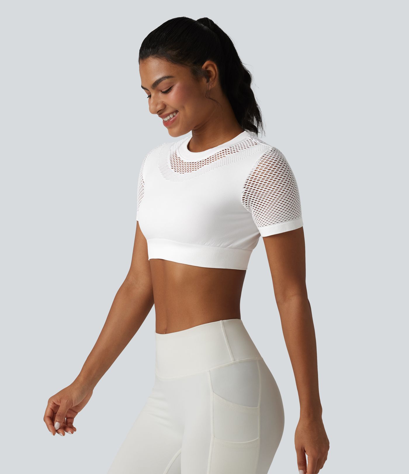 OneForm Seamless Flow - Top deportivo corto con cuello redondo, mangas cortas y diseño con aberturas.