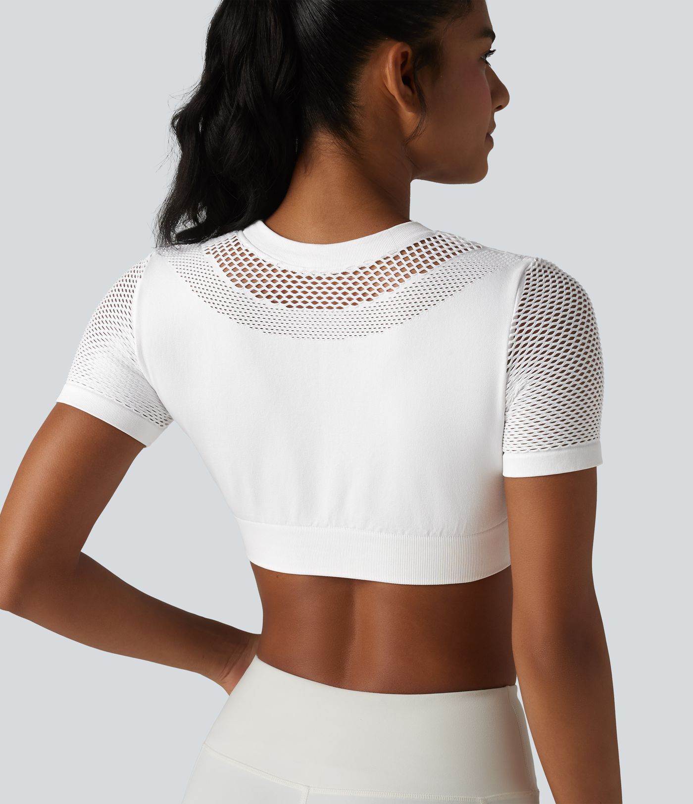 OneForm Seamless Flow - Top deportivo corto con cuello redondo, mangas cortas y diseño con aberturas.