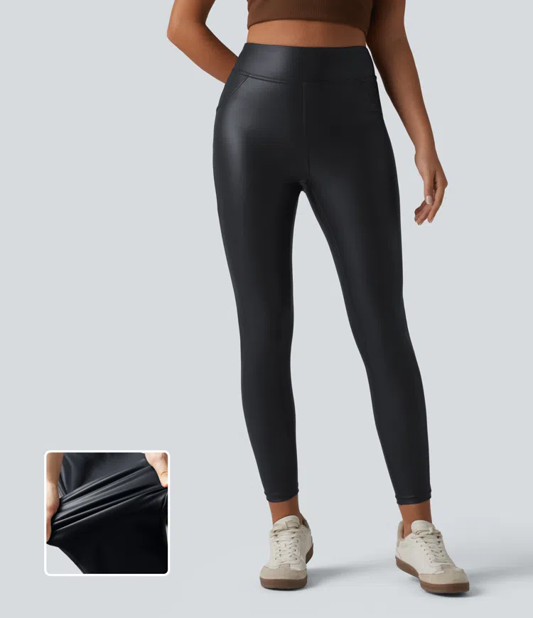 Lässige Hose aus elastischem Kunstleder mit hohem Bund und Gesäßtaschen - skinny-fit