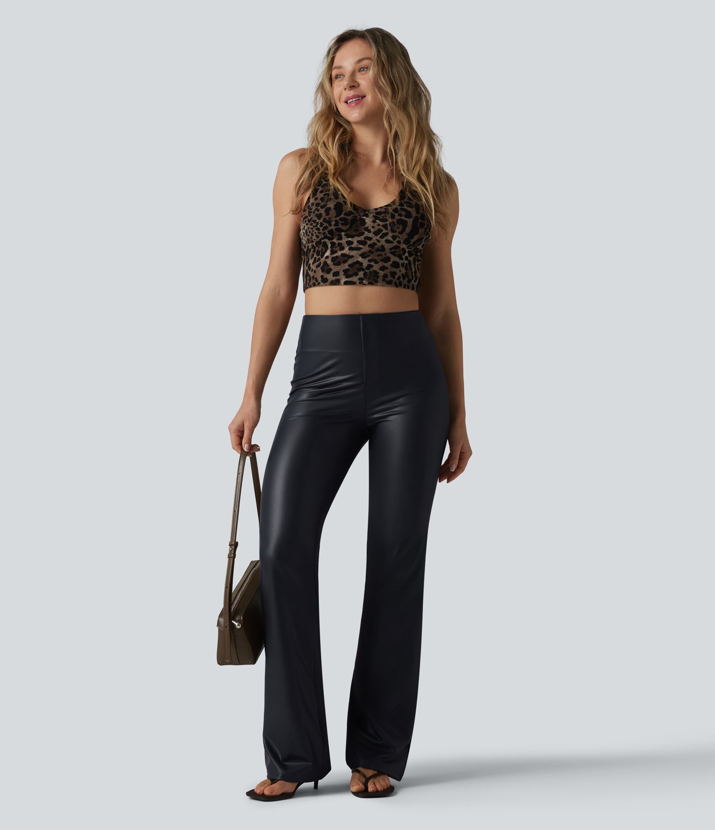 Hochgeschnittene, dehnbare Freizeithose aus PU mit hohem Bund und Taschen