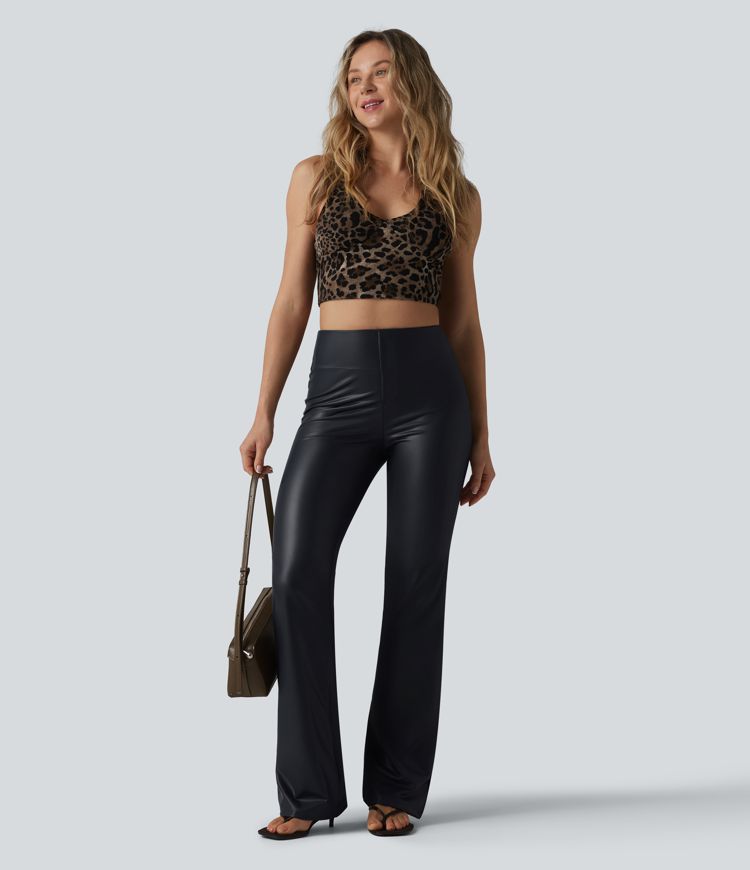 Hochgeschnittene, dehnbare Freizeithose aus PU mit hohem Bund und Taschen