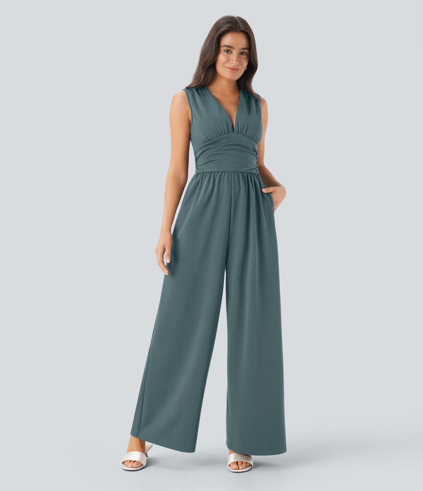Ärmelloser, geraffter Party-Jumpsuit mit V-Ausschnitt, Seitentaschen und unsichtbarem Reißverschluss - pipi-praktisch Ärmelloser, geraffter Party-Jumpsuit mit V-Ausschnitt, Seitentaschen und unsichtbarem Reißverschluss - pipi-praktisch