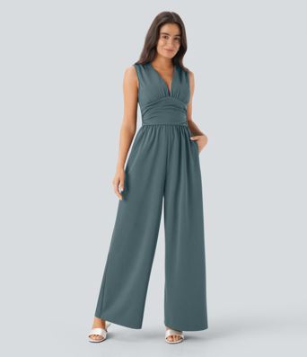 Ärmelloser, geraffter Party-Jumpsuit mit V-Ausschnitt, Seitentaschen und unsichtbarem Reißverschluss - pipi-praktisch Ärmelloser, geraffter Party-Jumpsuit mit V-Ausschnitt, Seitentaschen und unsichtbarem Reißverschluss - pipi-praktisch