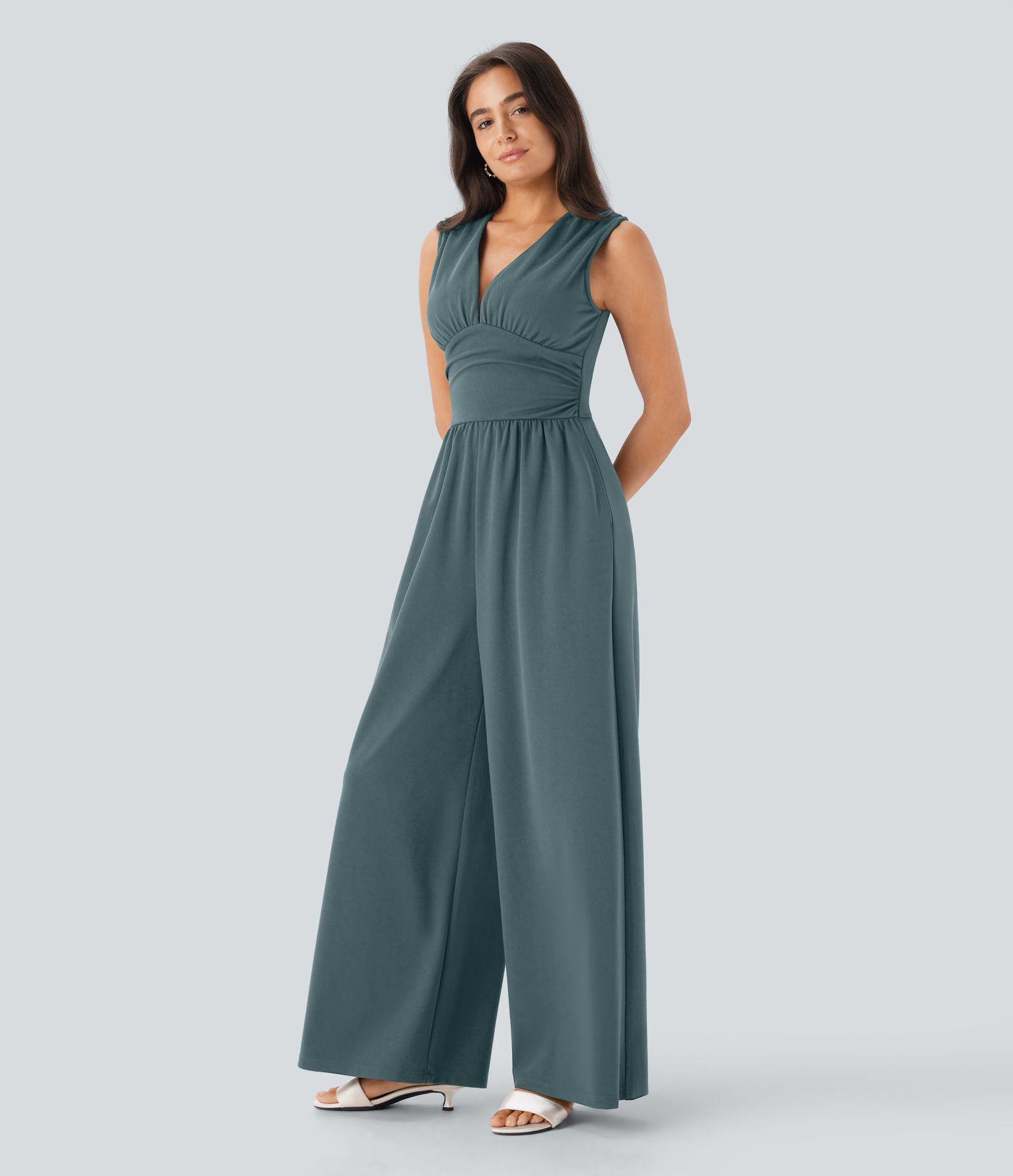 Ärmelloser, geraffter Party-Jumpsuit mit V-Ausschnitt, Seitentaschen und unsichtbarem Reißverschluss - pipi-praktisch Ärmelloser, geraffter Party-Jumpsuit mit V-Ausschnitt, Seitentaschen und unsichtbarem Reißverschluss - pipi-praktisch