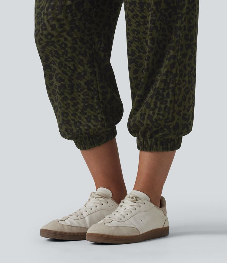 Lässige Jogginghose mit hohem Bund, mehreren Taschen und Leopardenmuster