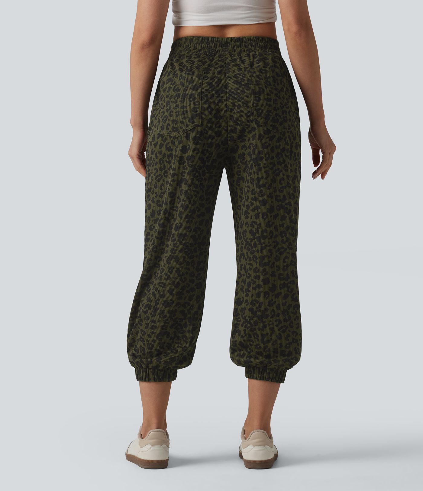 Lässige Jogginghose mit hohem Bund, mehreren Taschen und Leopardenmuster