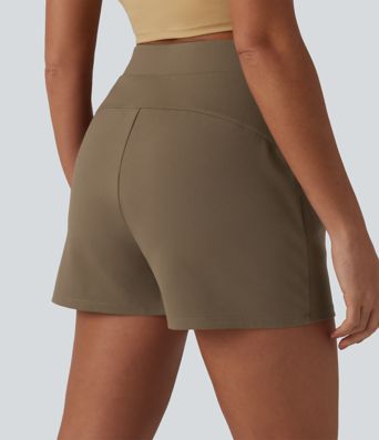 Hochgeschnittene, plissierte Arbeitsshorts mit Taschen