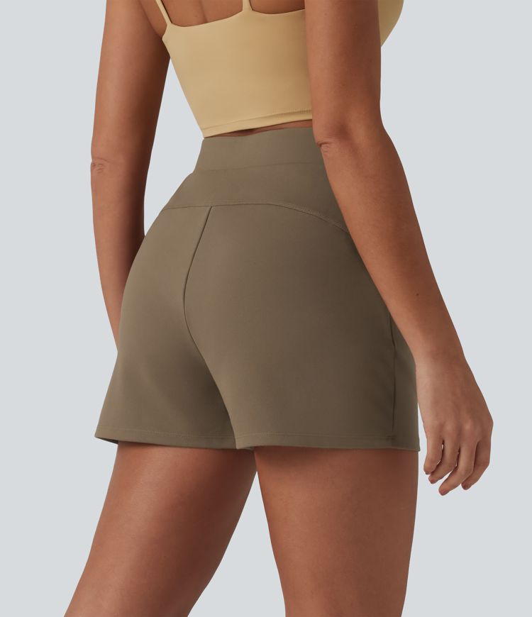 Hochgeschnittene, plissierte Arbeitsshorts mit Taschen