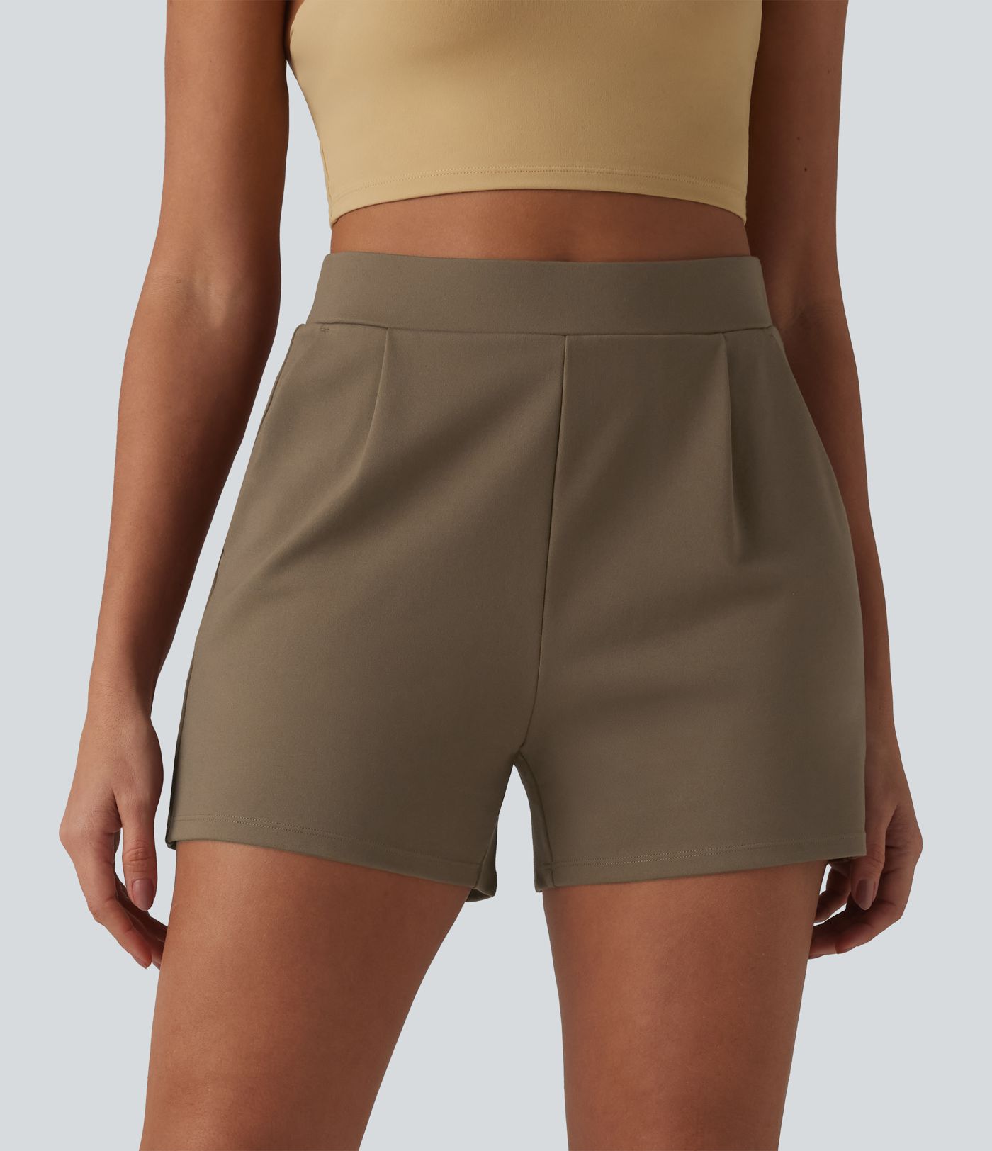 Hochgeschnittene, plissierte Arbeitsshorts mit Taschen